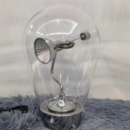 Lampe d'étude LED magnétique au design épuré pour les espaces de travail modernes.
