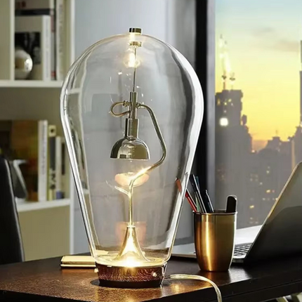 Lampe d'étude LED magnétique posée sur une table de bureau ou un espace d'étude.