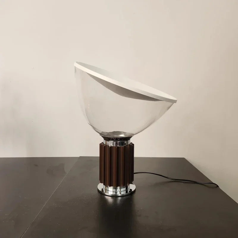 Lampe orientable style italien disponible en noir, blanc et marron, pour une ambiance moderne et sophistiquée.