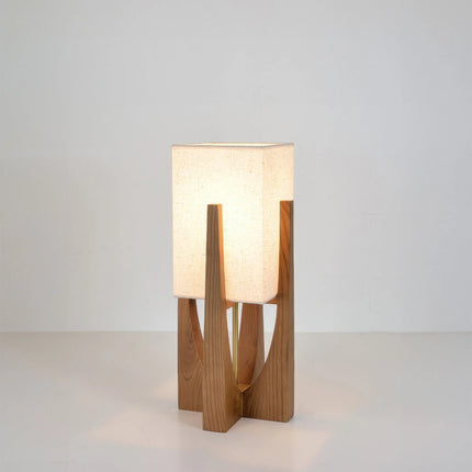 Lampe japonaise en bois massif clair vue de face, montants croisés et abat-jour en lin écru