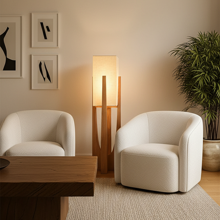 Lampadaire japonais en bois clair dans un salon épuré entre deux fauteuils blancs bouclette