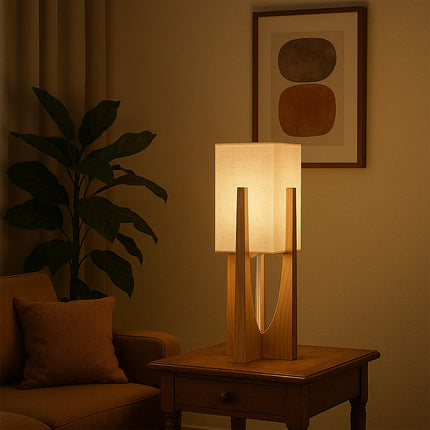 Lampe japonaise en bois foncé posée sur une table d'appoint, lumière tamisée en soirée