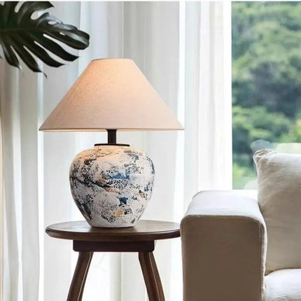 Lampe japonaise en céramique et tissu, idéale pour une ambiance apaisante.