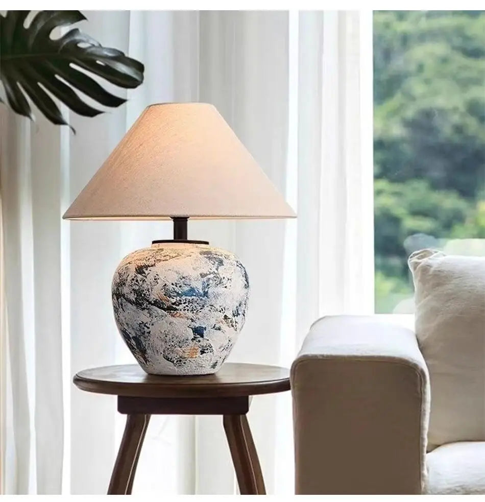 Lampe japonaise en céramique et tissu, idéale pour une ambiance apaisante.