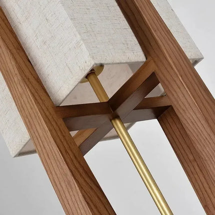 Détail de la tige centrale en laiton doré et de la jonction des montants en bois du luminaire