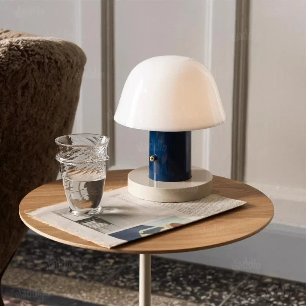 Lampe LED danoise tactile et portable, blanche avec éclairage blanc chaud pour une ambiance cosy.