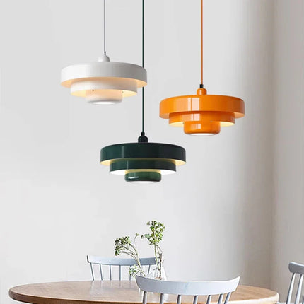 Lampe LED suspendue de style nordique éclairant une chambre avec douceur.