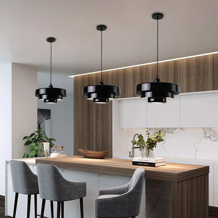 Lampe LED suspendue nordique à finition peinte durable et élégante.