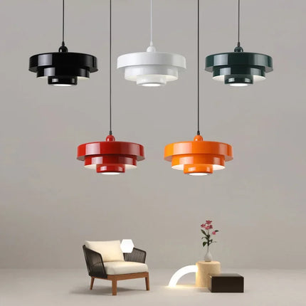 Lampe LED suspendue nordique orange au design épuré pour une ambiance moderne.