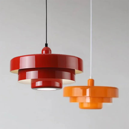 Lampe LED suspendue nordique rouge illuminant un salon avec style.