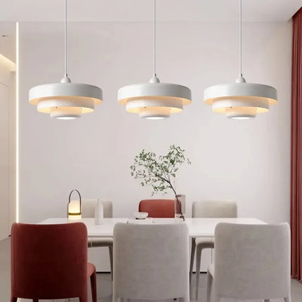 Lampe LED suspendue nordique à ligne ajustable pour des hauteurs de plafond variées.