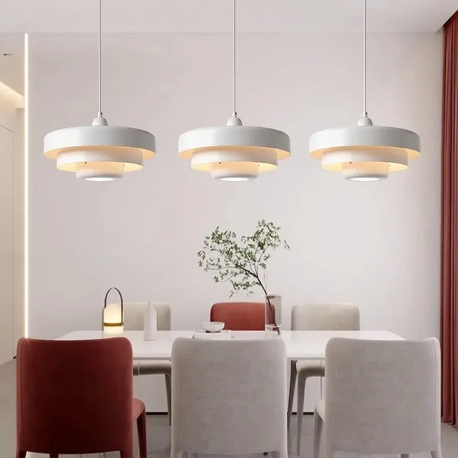 Lampe LED suspendue nordique à ligne ajustable pour des hauteurs de plafond variées.