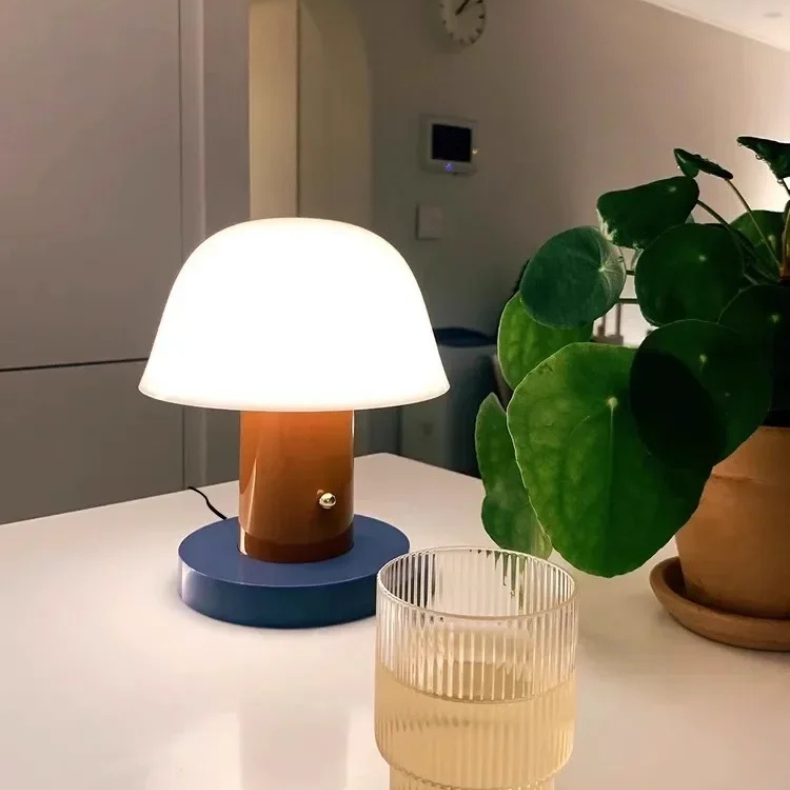 Lampe LED tactile design nordique, pratique et portable, parfaite pour une ambiance intime.