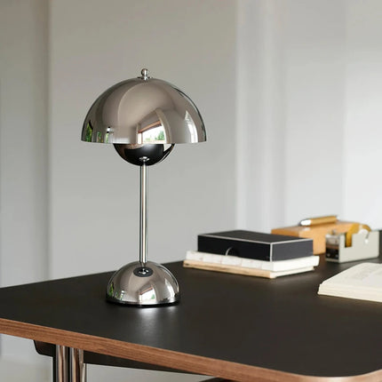 Lampe nordique chromée sans fil allumée en lumière blanc chaud