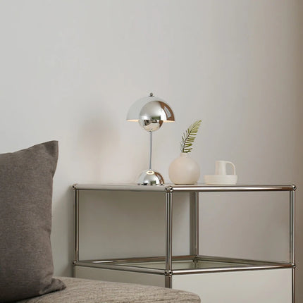 Lampe nordique chromée sans fil dans une ambiance cosy et tamisée