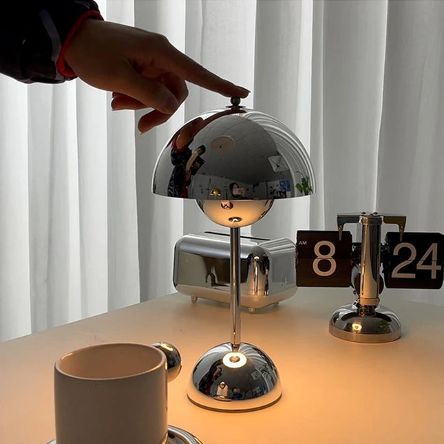 Lampe nordique chromée sans fil en éclairage d'appoint sur un chevet