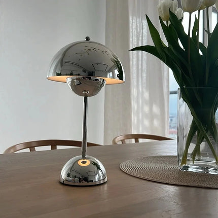Détail de la finition chromée brillante de la lampe nordique sans fil