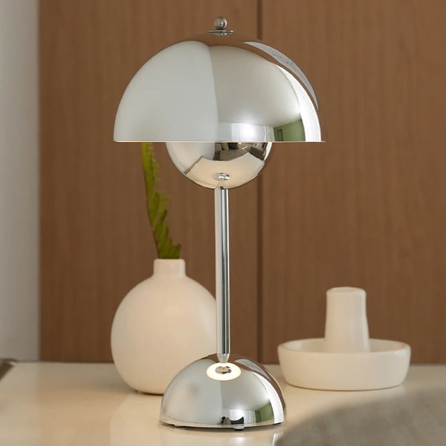 Lampe nordique chromée sans fil posée sur une table de salon