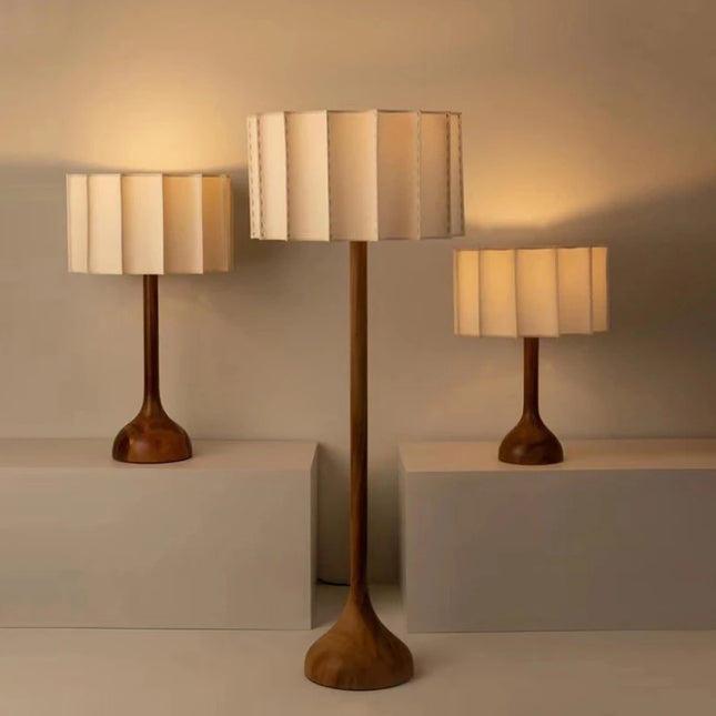Lampe en bois massif à ampoule LED E27, touche naturelle dans un salon nordique.