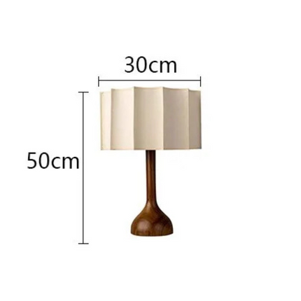 Lampe moderne en bois nordique au pied patte d'éléphant, lumière chaleureuse et naturelle.