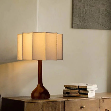 Lampe nordique patte d'éléphant en bois pour un éclairage élégant dans le salon.
