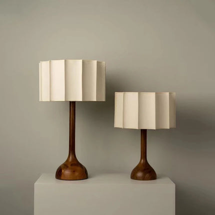 Lampe design Wabi-Sabi en bois et tissu avec ampoule LED pour un intérieur naturel.