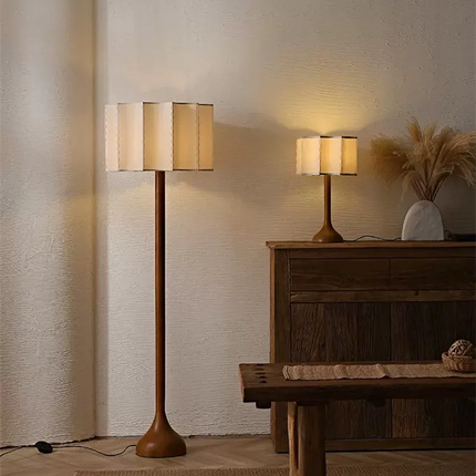 Lampe nordique patte d'éléphant en bois avec abat-jour en tissu pour un salon moderne.