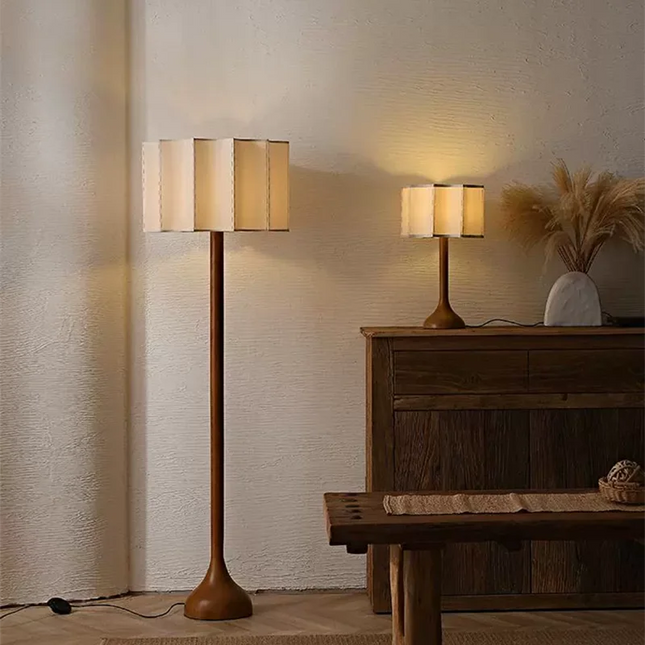Lampe nordique patte d'éléphant en bois avec abat-jour en tissu pour un salon moderne.