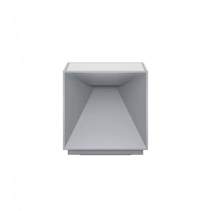 Vue de face de la lampe Nutalis, cube en aluminium gris brume avec ouverture triangulaire pour diffuser la lumière