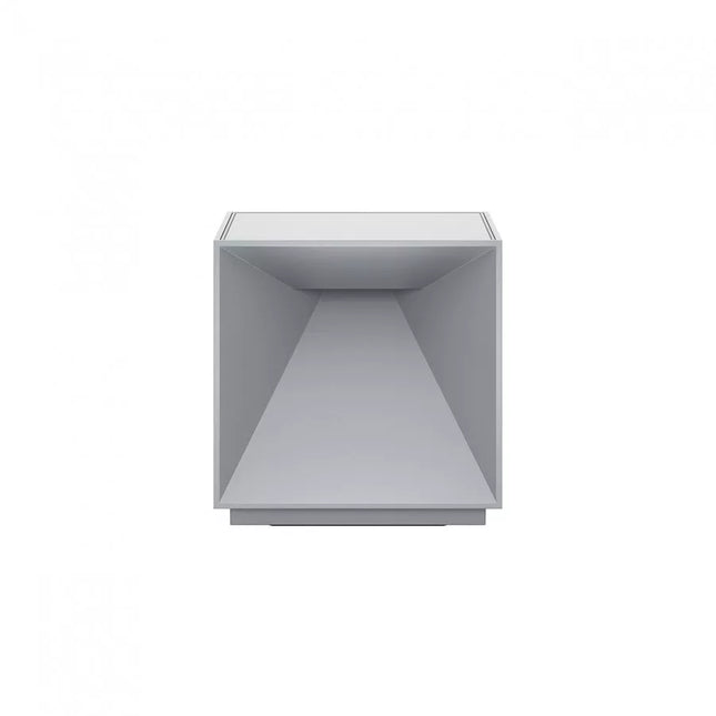 Vue de face de la lampe Nutalis, cube en aluminium gris brume avec ouverture triangulaire pour diffuser la lumière