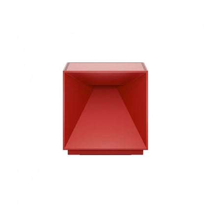 Lampe Nutalis rouge vue de face, silhouette cubique facettée en aluminium