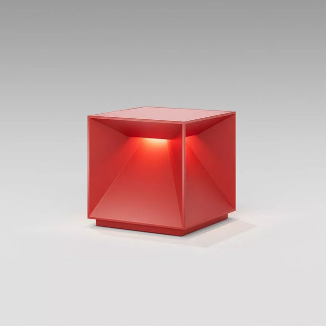Lampe cubique Nutalis rouge feu en aluminium, vue de trois quarts, LED intégrée allumée