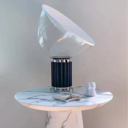 Lampe orientable italienne avec tête réglable, offrant une flexibilité pour un éclairage ciblé.