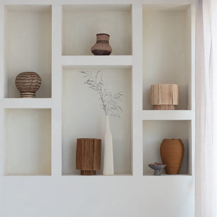 Niches murales décoratives avec vases tressés et lampe en raphia de la collection Panama