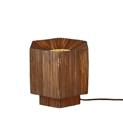 Lampe à poser Panama en raphia tressé brun, abat-jour octogonal, sur fond blanc