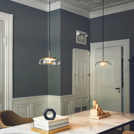 Lampe suspendue en verre ambré avec LED, parfait pour salle à manger.
