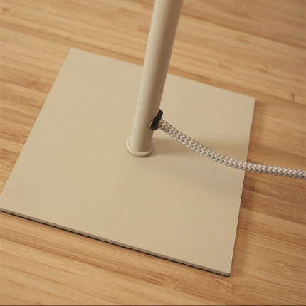 Gros plan sur la base carrée et le pied de la lampe à poser Perth avec câble textile tressé