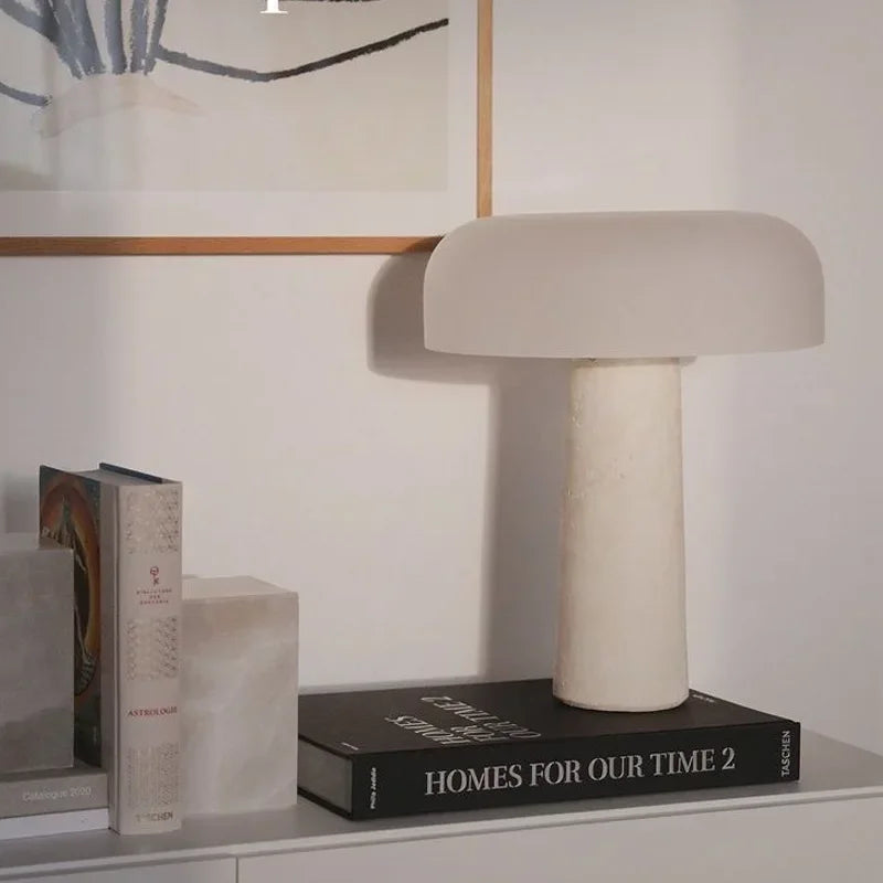 Lampe en pierre naturelle de travertin blanc, idéale pour apporter une touche d'élégance naturelle à votre intérieur.