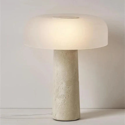 Lampe artisanale en pierre de travertin, éclairage doux pour un salon ou une chambre.