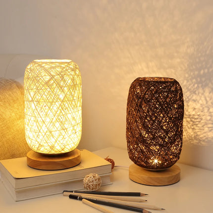 Lampe à poser en bois et rotin tressé sur une table de chevet