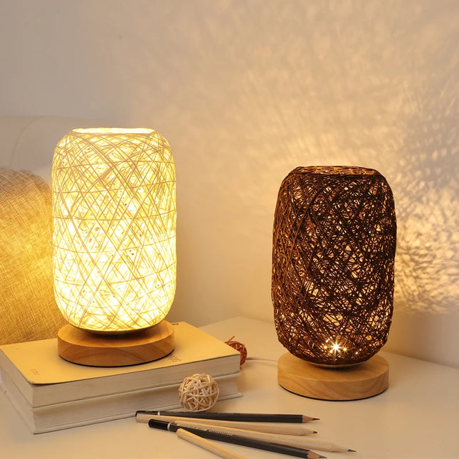 Lampe à poser en bois et rotin tressé sur une table de chevet