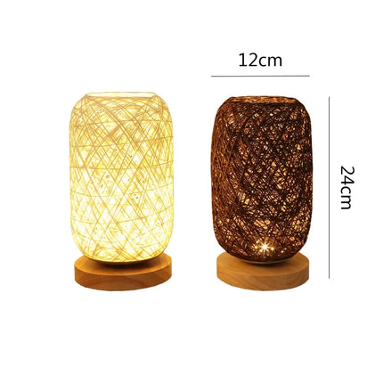 Lampe à poser en bois et rotin tressé diffusant une lumière chaude