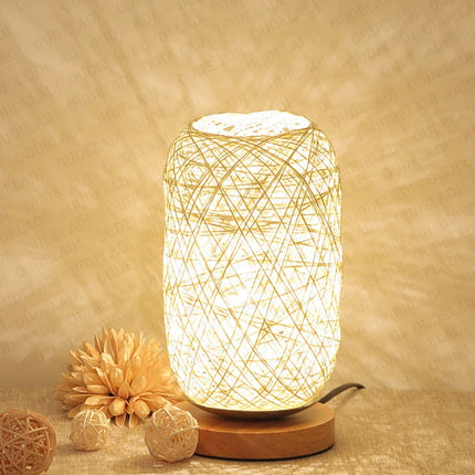 Lampe à poser en bois et rotin tressé dans un salon cosy
