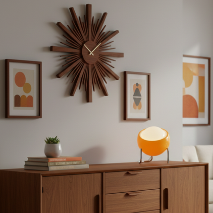 Lampe à poser circulaire orange sur une table de chevet