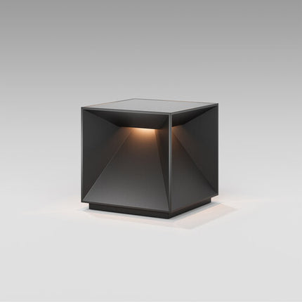 Lampe Nutalis noire allumée sur fond clair, mettant en valeur son faisceau lumineux chaud et concentré