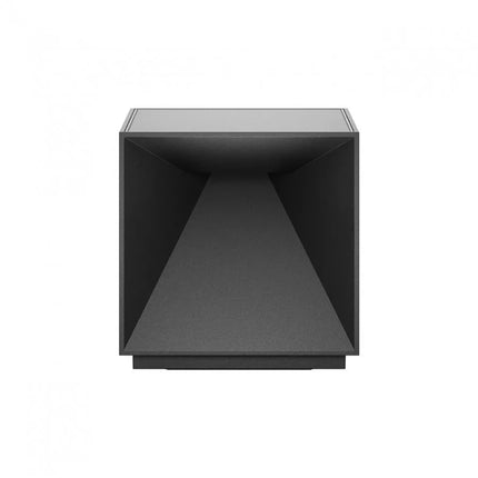Vue de face de la lampe cubique Nutalis en aluminium noir nuit, avec son ouverture pyramidale creusée
