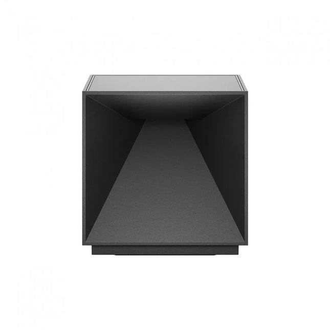 Vue de face de la lampe cubique Nutalis en aluminium noir nuit, avec son ouverture pyramidale creusée