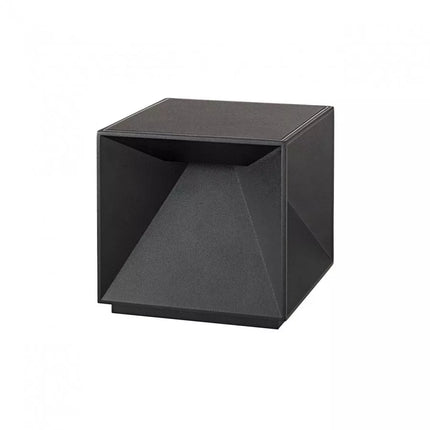 Vue de trois quarts de la lampe à poser Nutalis, cube en aluminium noir mat au design graphique