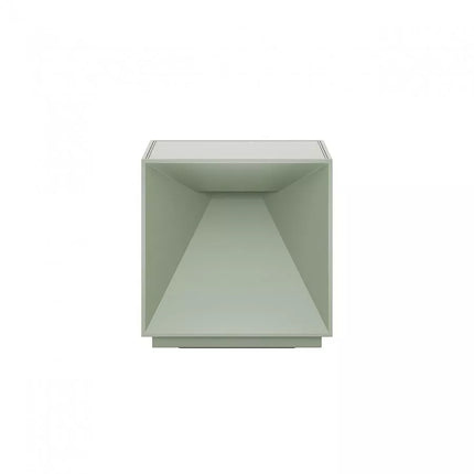 Vue de face de la lampe Nutalis, cube facetté en aluminium vert sauge sur fond blanc
