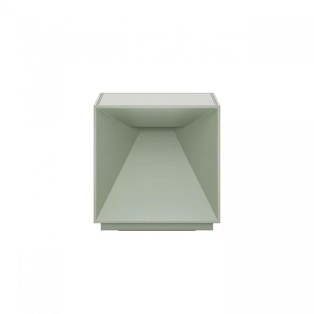 Vue de face de la lampe Nutalis, cube facetté en aluminium vert sauge sur fond blanc